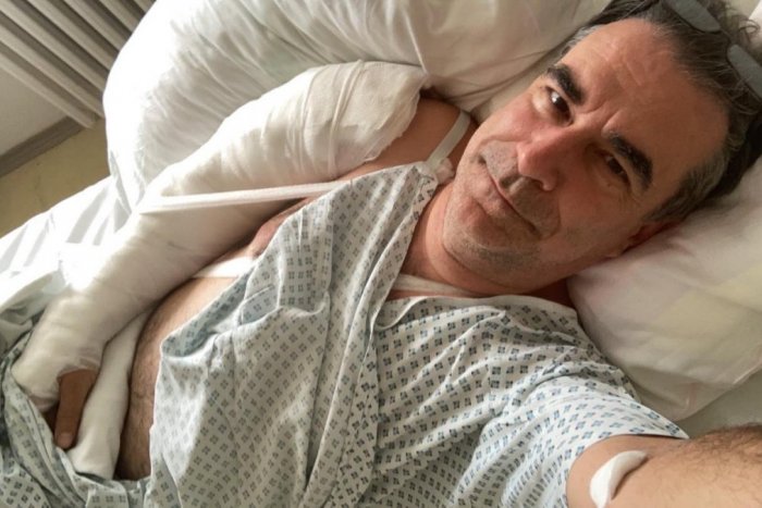 Ilustračný obrázok k článku DRÁMA na Pohode: Spevák známej kapely SPADOL z pódia počas vystúpenia! Čaká ho operácia