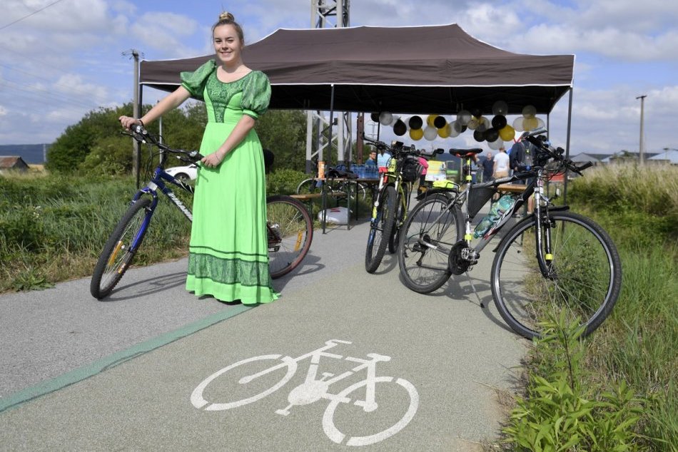 Ilustračný obrázok k článku Prípravy trvali NEUVERITEĽNÝCH 17 rokov: Cykloželezničku konečne otvorili, FOTO