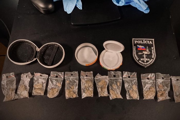 Ilustračný obrázok k článku Bola to marihuana? Mladík pred policajtmi schoval vrecúška pod koleso auta