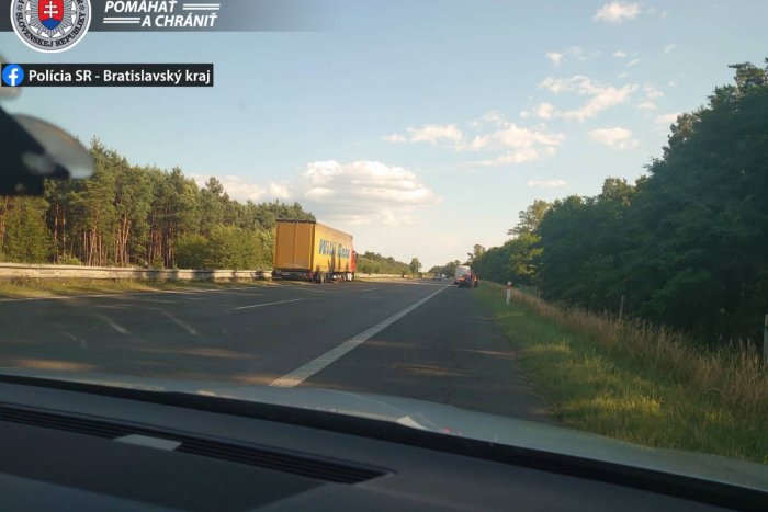 Ilustračný obrázok k článku VÁŽNA nehoda na diaľnici D2: Nákladné auto narazilo do zvodidiel, šofér haváriu NEPREŽIL