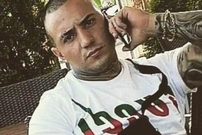 Ilustračný obrázok k článku Polícia pátra po TOMTO mužovi! Pozor, môže byť OZBROJENÝ!