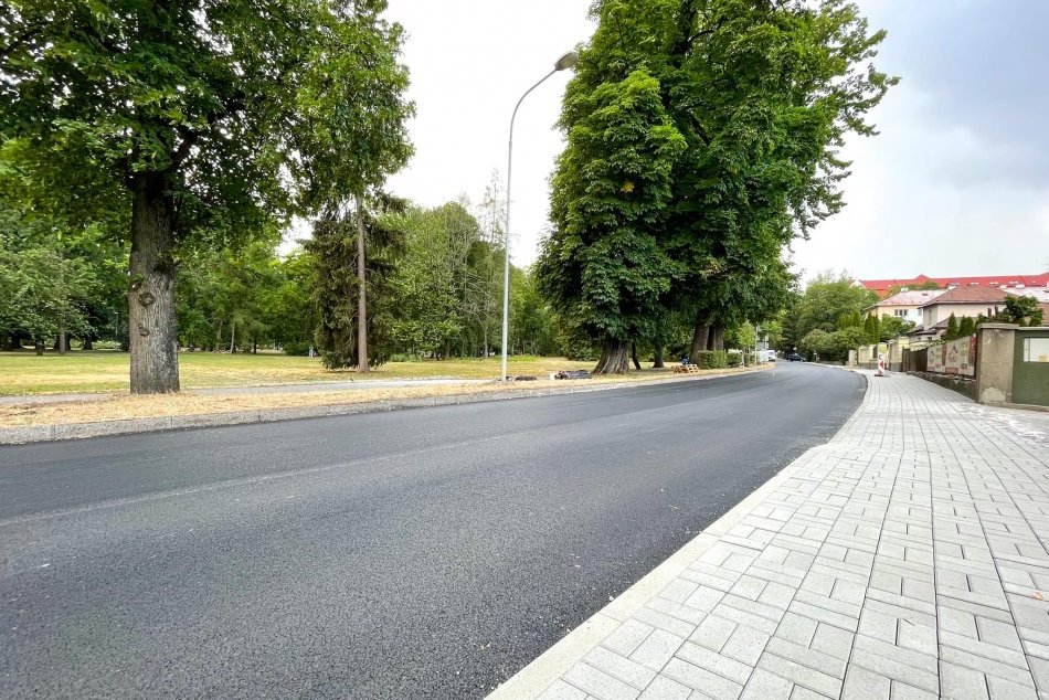 Ilustračný obrázok k článku Tajovského ulica má nový povrch: KDE budú práce pokračovať? FOTO