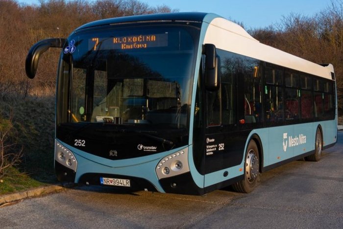 Ilustračný obrázok k článku V Nitre pod Kalváriou sa PREPADLA cesta! Odkloniť museli aj MHD