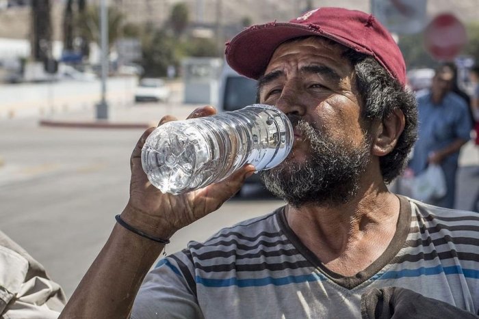 Ilustračný obrázok k článku Horúčavy ohrozujú aj ľudí bez domova: Charita zháňa minerálne vody a letné oblečenie