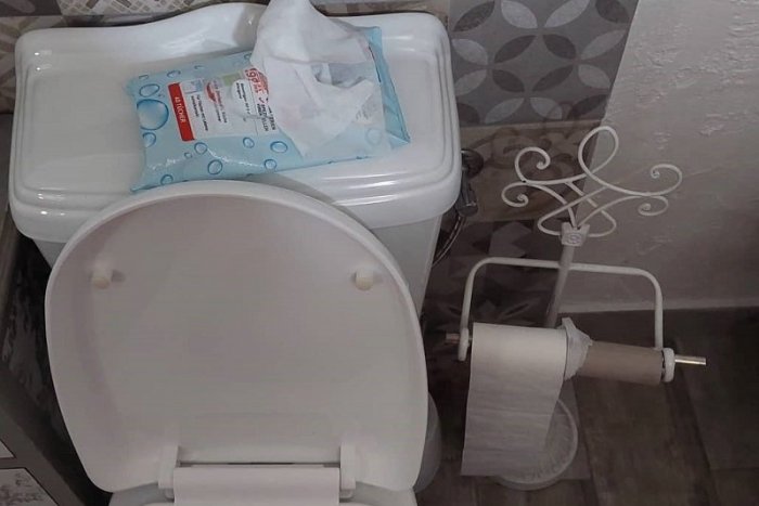 Ilustračný obrázok k článku Muž si POMÝLIL vlhčené obrúsky s tými na záchodovú misu: Čo požaduje od známeho reťazca?