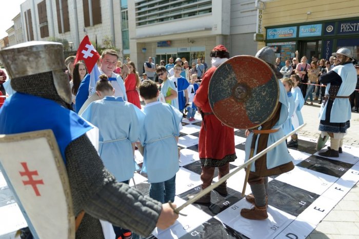 Ilustračný obrázok k článku Nenechajte si ujsť netradičný zážitok: Turnaj v Piešťanoch spestrí ŽIVÝ šach