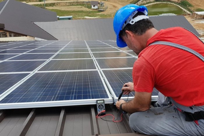 Ilustračný obrázok k článku Kraj má NÁPAD, ako bojovať s drahými energiami: Chce stavať solárne elektrárne!