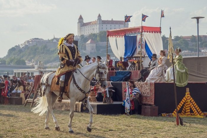 Ilustračný obrázok k článku Veľká sláva a rytierske turnaje: Bratislavou prejde 250-členný KORUNOVAČNÝ sprievod