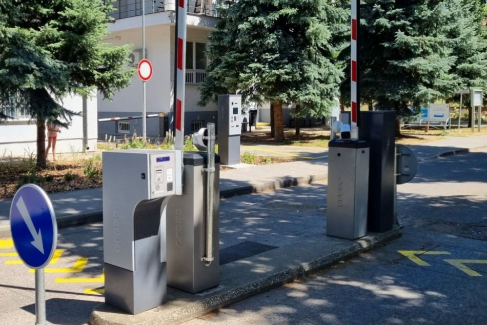 Ilustračný obrázok k článku Nemocnica mení parkovaciu politiku: KOĽKO zaplatíme a kedy to bude ZADARMO?