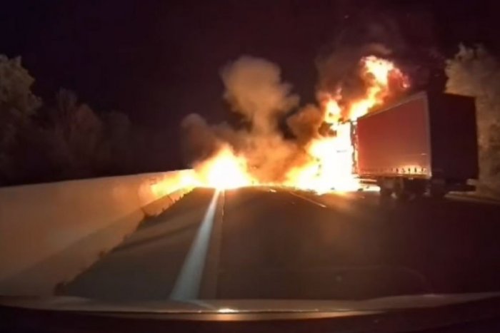 Ilustračný obrázok k článku Zábery ako z akčného filmu: Na diaľnici pred Trnavou HOREL kamión!