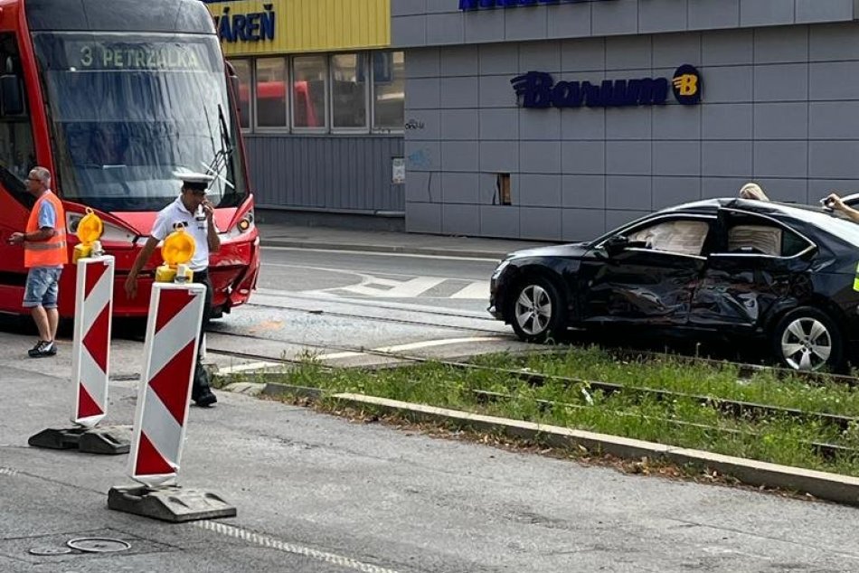 Ilustračný obrázok k článku FOTO: V Bratislave sa zrazila ELEKTRIČKA s autom, vodiča ošetrujú záchranári