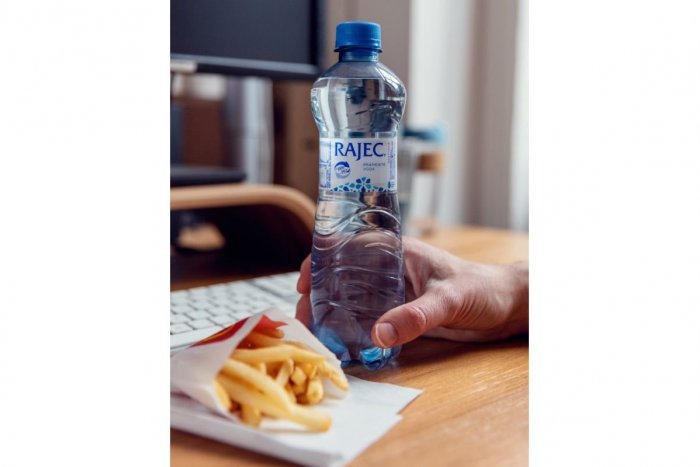 Nová rPET fľaška pramenitej vody značky Rajec