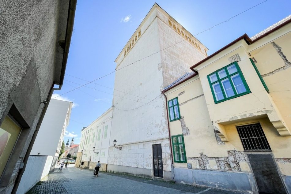 Ilustračný obrázok k článku Práce ešte nekončia: Obnova budovy Divadla Jána Palárika bude pokračovať