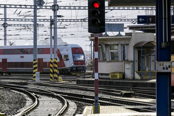 Ilustračný obrázok k článku Tragédia na železnici: Rýchlik zo Zvolena do Bystrice zachytil 2 osoby, jedna neprežila
