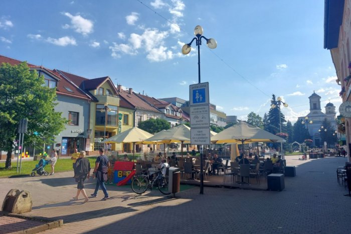 Ilustračný obrázok k článku Dvojaký meter?! V Poprade kvôli žltačke platí zákaz predaja jedla v stánkoch, v okolí nie