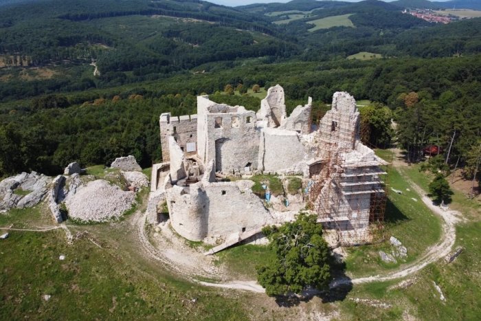 Ilustračný obrázok k článku Vyrazte na výlet: Týchto 5 NAJ zrúcanín by ste pri plánovaní nemali vynechať!