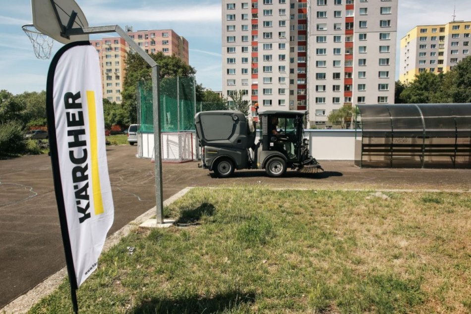 Komunálny zametací stroj značky Kärcher pripravuje plochu na maľovanie