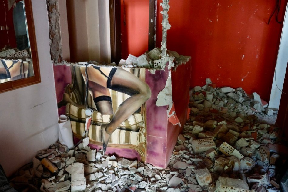 Ilustračný obrázok k článku FOTO: Búranie v neslávne známej budove v Sade J. Kráľa. Pozrite, čo všetko práce ODHALILI