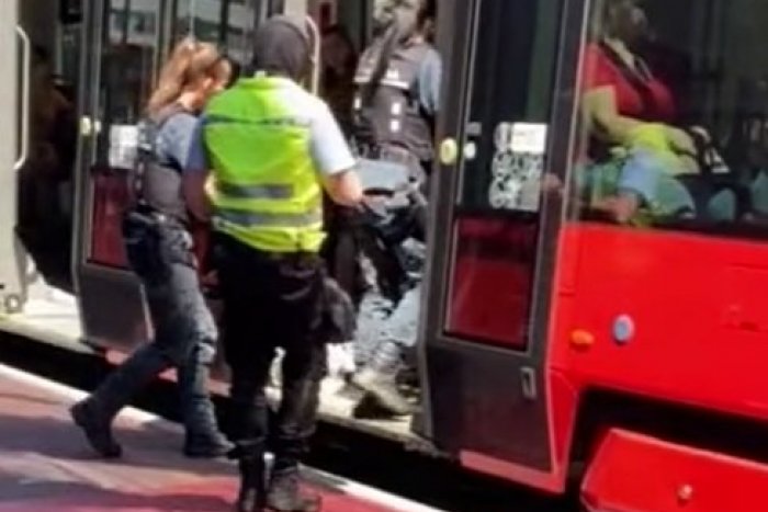 Ilustračný obrázok k článku Agresívny muž v Bratislave NAPÁDAL ľudí a kričal na policajtky: Viete, kto je môj otec?!