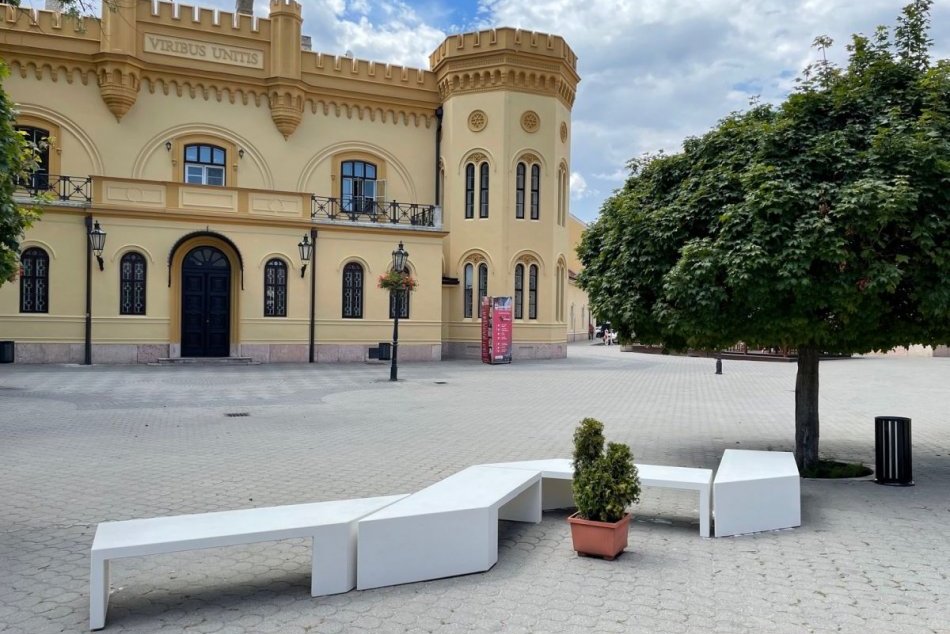 Ilustračný obrázok k článku Návšteva Komárna bude ešte príjemnejšia: NOVINKY pribudli na dvoch námestiach, FOTO