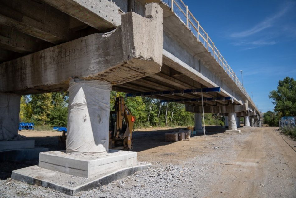 Ilustračný obrázok k článku Problém pre Poprad aj vodičov: Most nad štátnou cestou podoprú, má trhliny a je rizikový