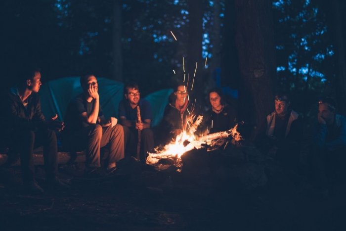 Ilustračný obrázok k článku Odštartujte pravú zábavu: NAJ pesničky, ktoré nemôžu chýbať pri žiadnom táboráku