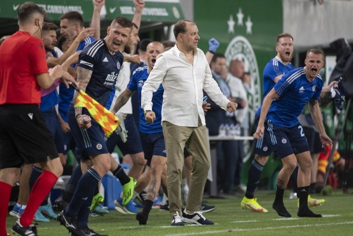 Ilustračný obrázok k článku Tréner Weiss si uťahoval z Maďarov, fanúšici prepašovali pyrotechniku: UEFA potrestá oba kluby