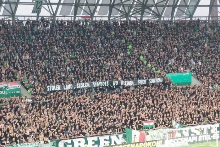 Ilustračný obrázok k článku NECHUTNÝ transparent na futbale: Maďarskí fanúšikovia vulgárne DOURÁŽALI Slovensko! FOTO