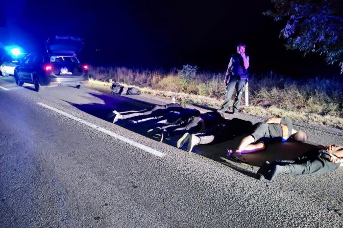 Ilustračný obrázok k článku Absolútna bezcitnosť! Prevádzač vyhadzoval migrantov z auta ZA JAZDY