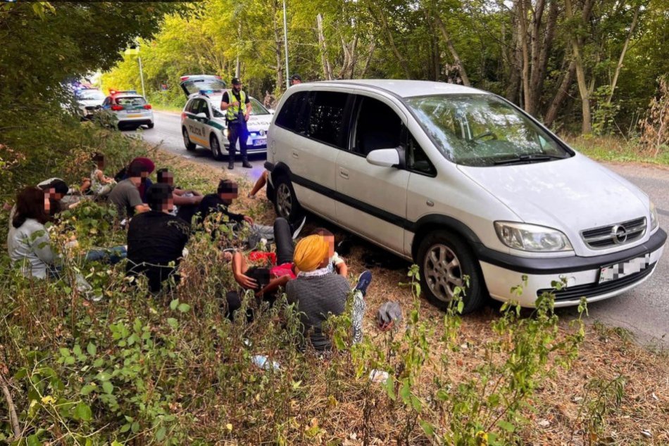 Ilustračný obrázok k článku Ako sardinky: V aute bolo natlačených 16 migrantov, medzi nimi aj DETI