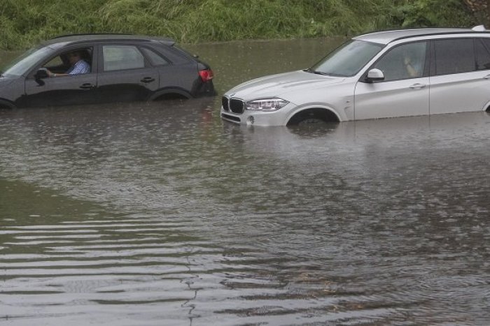 Ilustračný obrázok k článku Slovák prežil v Tirolsku HRÔZU! Auto, v ktorom sedel, stiahol príval bahna