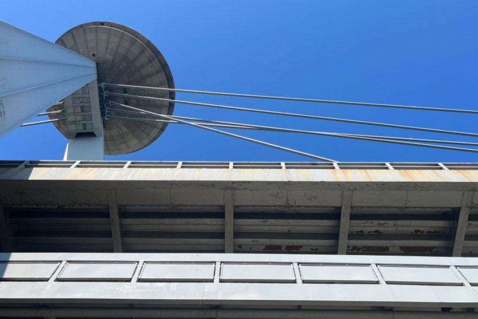 Ilustračný obrázok k článku Most SNP čaká veľká OPRAVA: Vodiči budú musieť spomaliť, maximálna rýchlosť sa ZNÍŽI