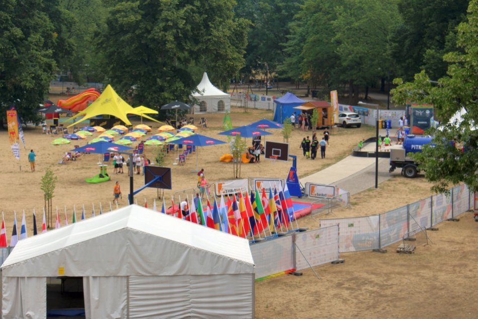 Ilustračný obrázok k článku Čím láka FAN zóna vo štvrtok? Bystrický park oživia folkloristi aj slovenský cirkus