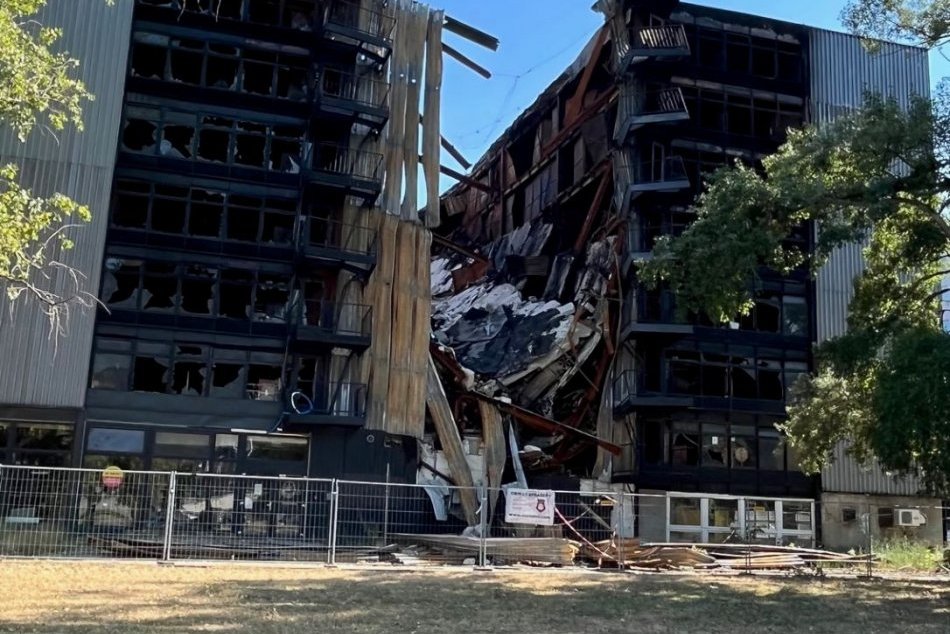 Ilustračný obrázok k článku Požiarom zničený garážový dom v Ružinove: Čaká ho obnova či demolácia?