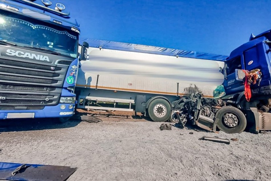 Ilustračný obrázok k článku Na R1 pred Nitrou do seba vrazili DVA kamióny: Vodiča vymrštilo za zvodidlá