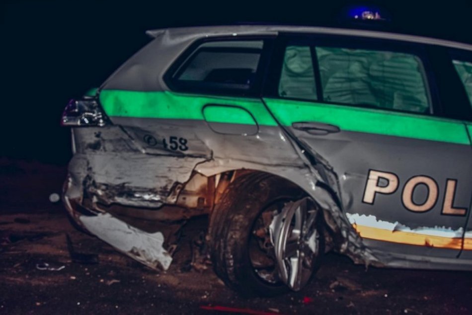 Ilustračný obrázok k článku Tomu sa povie: "Chlapec si zavaril"! Opitý a bez vodičáku ZDEMOLOVAL dve policajné autá, FOTO