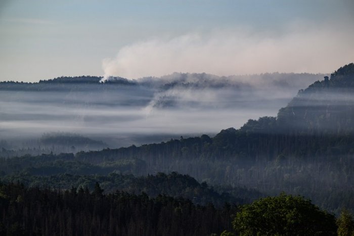 Ilustračný obrázok k článku Horiace PEKLO sa rozširuje: Požiar sa z Česka dostal do Nemecka a nedarí sa ho uhasiť