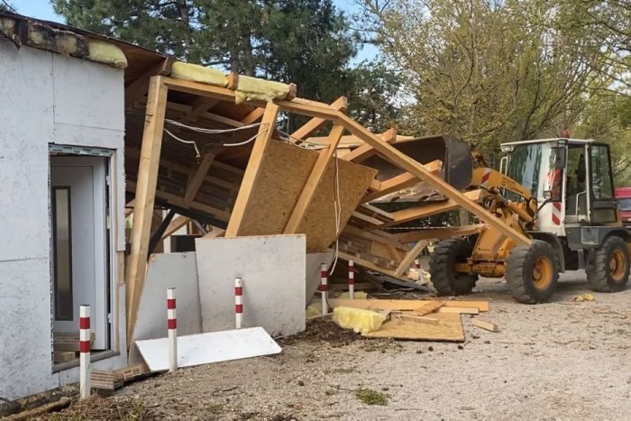 Ilustračný obrázok k článku Na Zlatých pieskoch BÚRALI čiernu stavbu: Patrí známej misske a podnikateľke, VIDEO