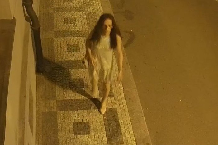 Ilustračný obrázok k článku ŠOK na zastávke: Muž v šatách a lodičkách vytiahol KLADIVO a tĺkol ženu hlava-nehlava