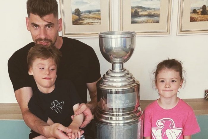 Ilustračný obrázok k článku STATOČNÝ hokejista a otec: Vydražil dres z olympiády, aby postihnutému synovi kúpil KOČÍK