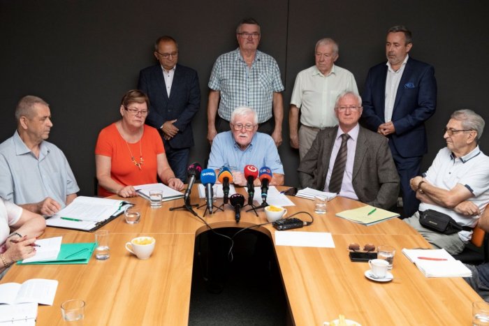 Ilustračný obrázok k článku Dôchodcovia spustia petíciu a vláde ODKAZUJÚ: Výplata 13. dôchodku nebola žiadnou pomocou!