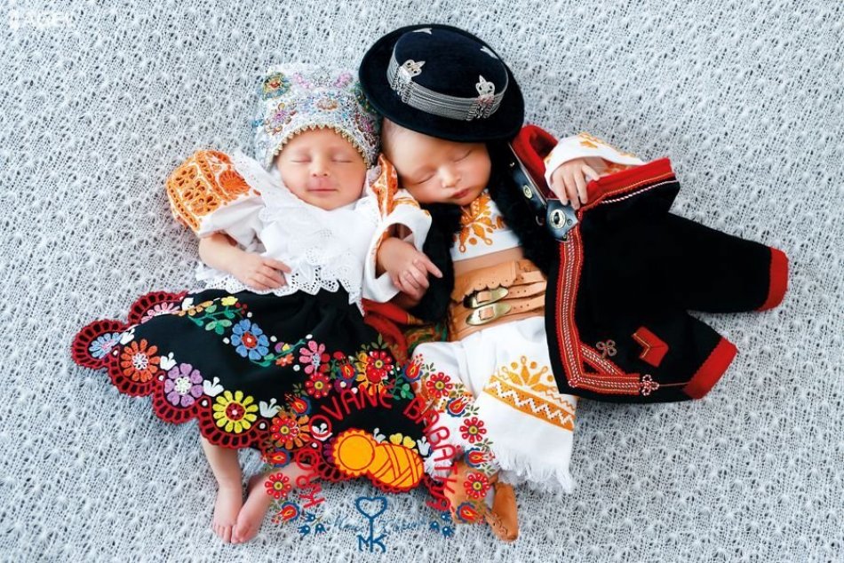 Ilustračný obrázok k článku Videli ste už niečo ROZKOŠNEJŠIE? Monika zachytáva bábätká v krojoch, FOTO