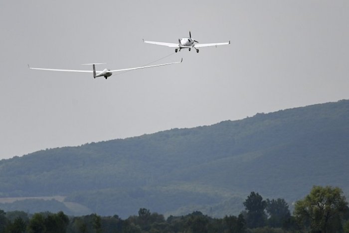 Ilustračný obrázok k článku TRAGÉDIA V Česku: Lietadlo spadlo priamo na auto na ceste! Pilot zomrel