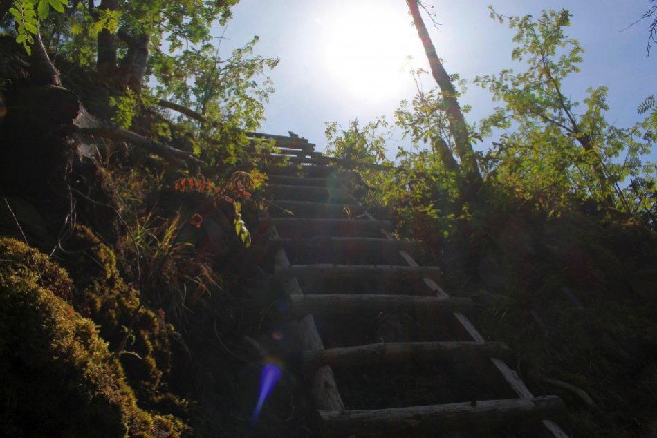 Ilustračný obrázok k článku Na Slovensku máme UNIKÁTNU vyhliadku: Lavičku pripevnili priamo na vrchu skaly, FOTO