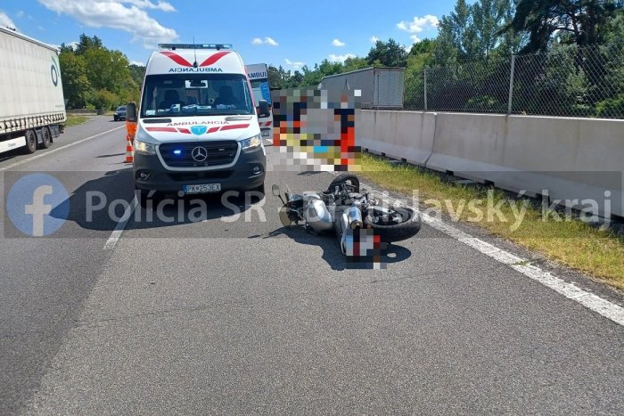 Ilustračný obrázok k článku Nešťastie na diaľnici D2: Motorkár nezvládol rýchlu jazdu, zraneniam podľahol
