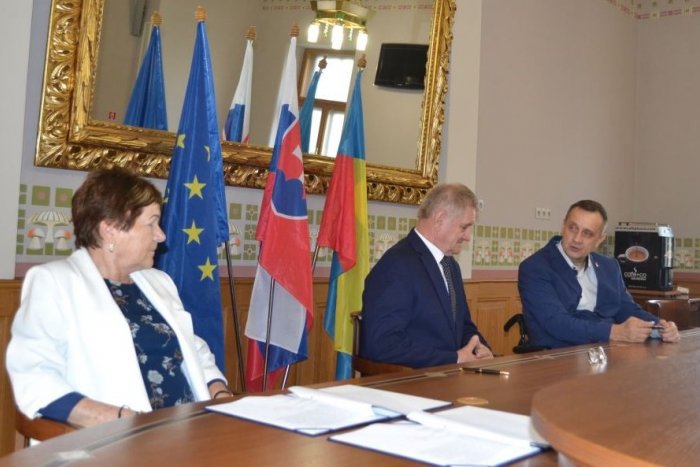 Ilustračný obrázok k článku Nitriansky samosprávny kraj sa zaviazal podporovať parašport: Podpísal memorandum