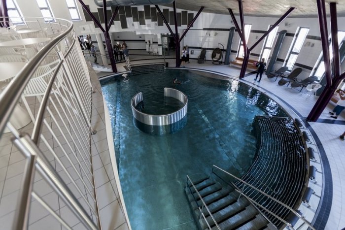 Ilustračný obrázok k článku ŠOK zo stavu Petržalskej plavárne: Hrdzavé konštrukcie, omietka s plesňou a to nie je všetko!