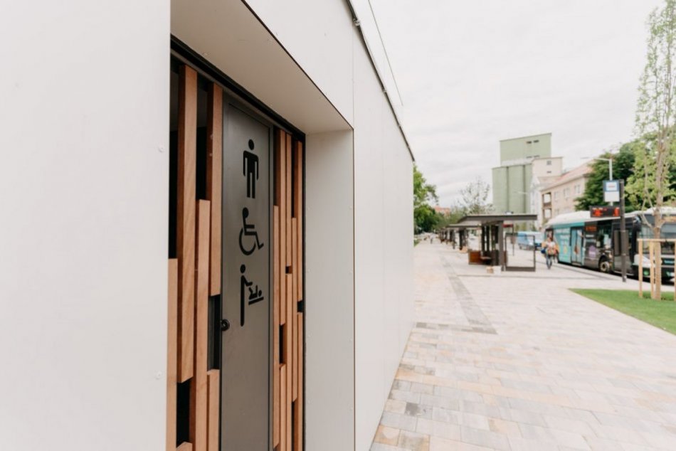 Ilustračný obrázok k článku Novinka na Zelenom kríčku: Využiť môžeme nové moderné verejné toalety, FOTO