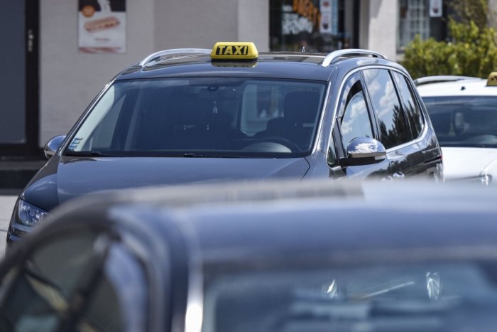 Ilustračný obrázok k článku Dráma v taxíku: Muž z Hranovnice vodičovi nezaplatil a tvrdil, že má pri sebe zbraň!