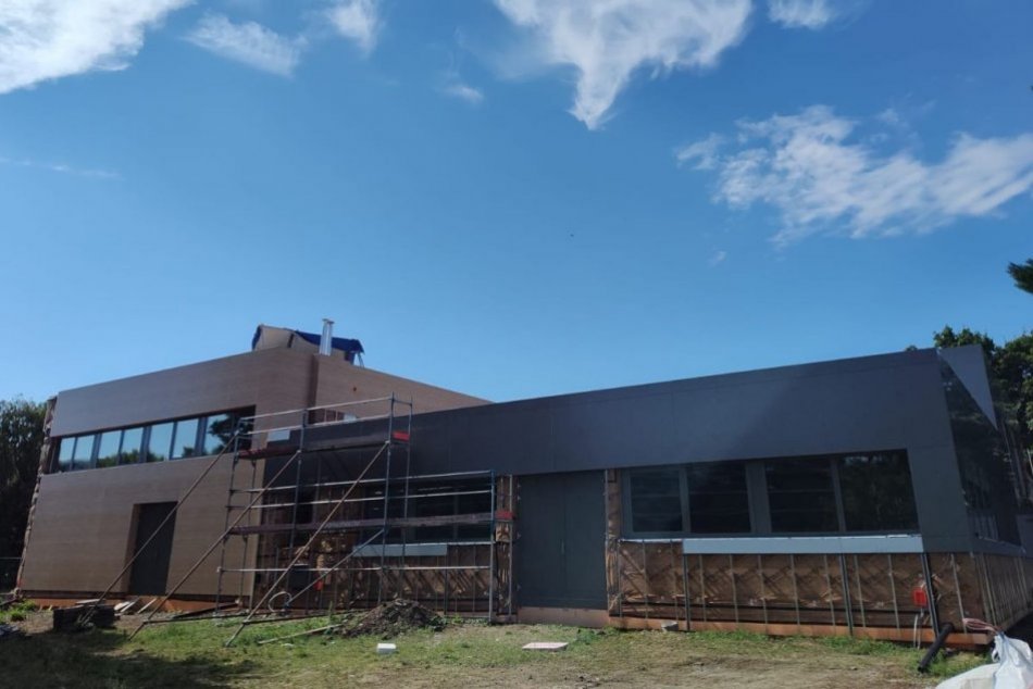 Ilustračný obrázok k článku Ošarpaná budova sa mení pred očami: Ako pokračujú práce na zápasníckej hale?